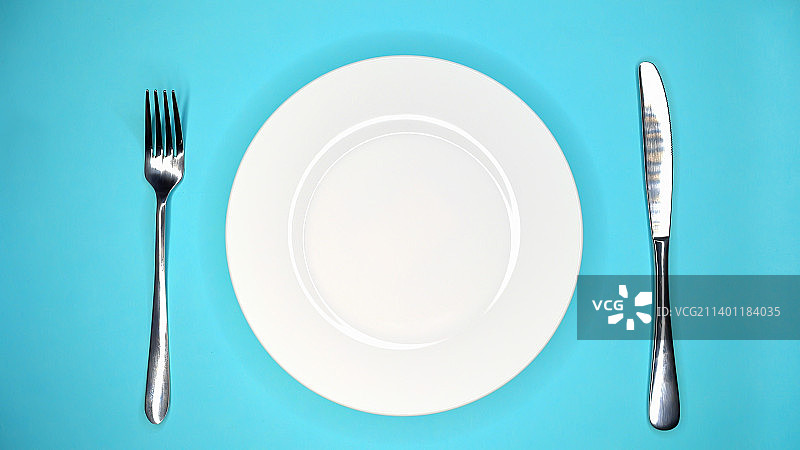餐厅或咖啡馆的餐桌摆设刀叉放在白色盘子上图片素材
