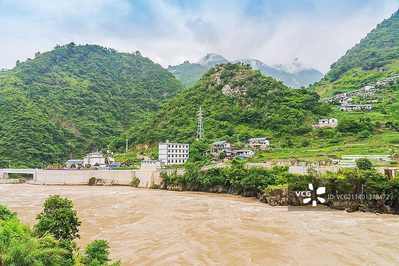 中国云南省高原山脉和怒江的自然风光图片素材