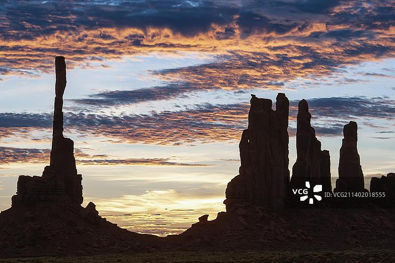 图腾柱背光的日出，纪念碑谷，亚利桑那州，美国，北美图片素材