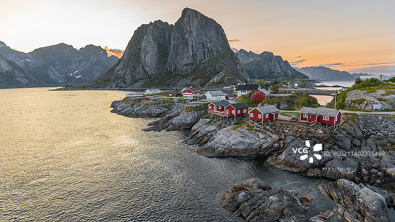 挪威，天空映衬下的海和山的风景图片素材