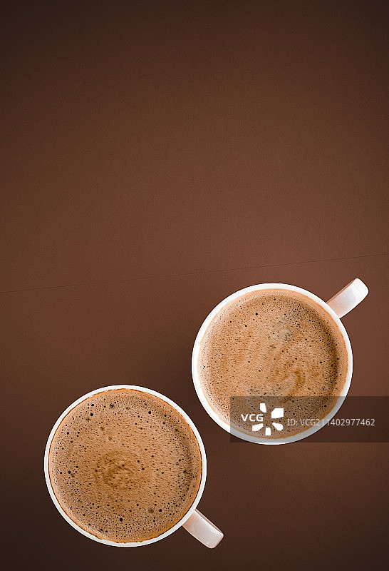 一杯热咖啡作为早餐饮料，平底杯在棕色背景图片素材
