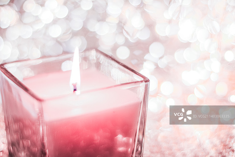 玫瑰芳香蜡烛在圣诞节和新年闪闪发光的背景图片素材