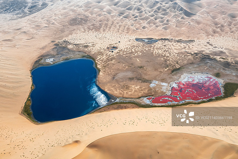 巴丹吉林沙漠中的湖泊图片素材