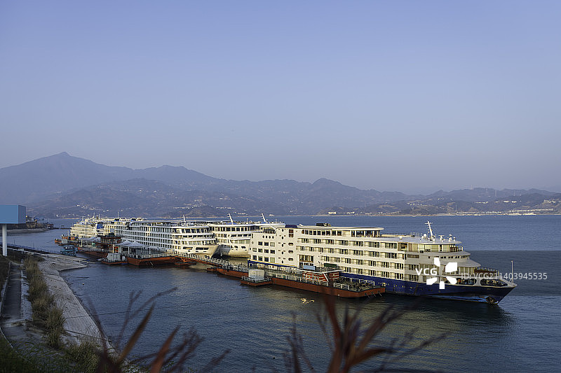 长江秭归港码头停泊的游轮图片素材