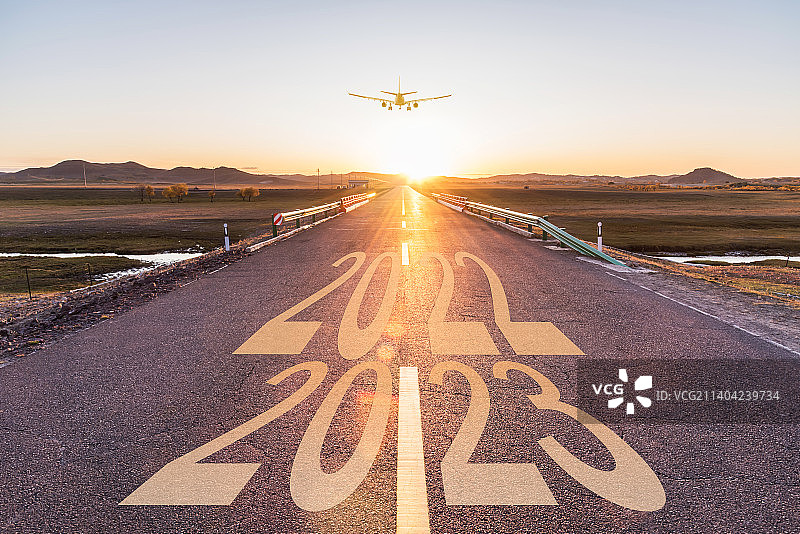 2023新年日出下的飞机起飞公路背景图片素材