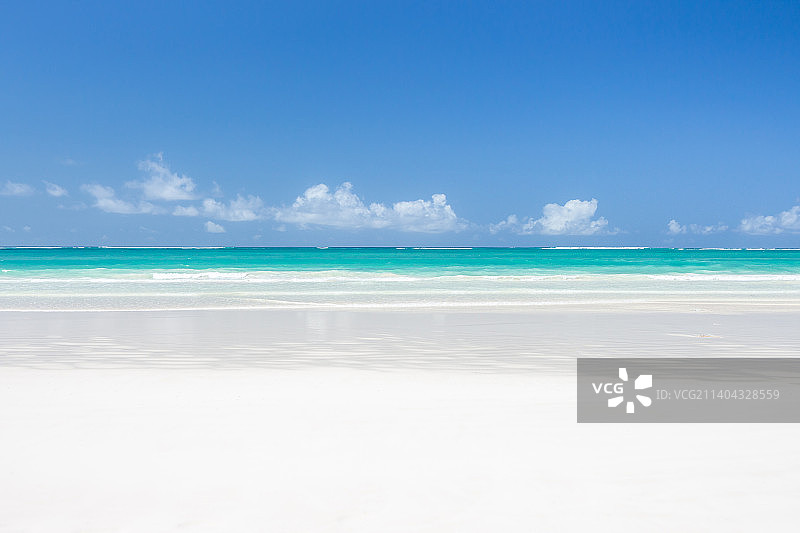 肯尼亚迪亚尼海滩，蓝天映衬下的海滩风景图片素材