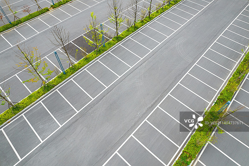 绿意盎然的圆柱形停车场图片素材