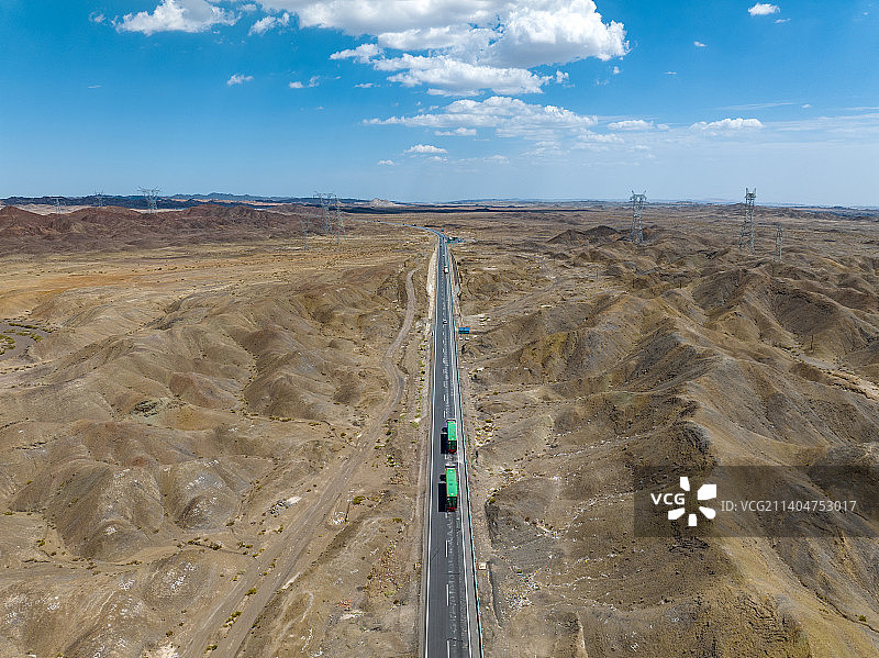 航拍新疆吐鲁番公路风光图片素材