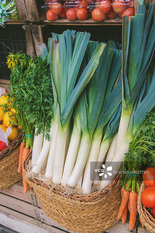 有蔬菜和水果的市场摊位图片素材