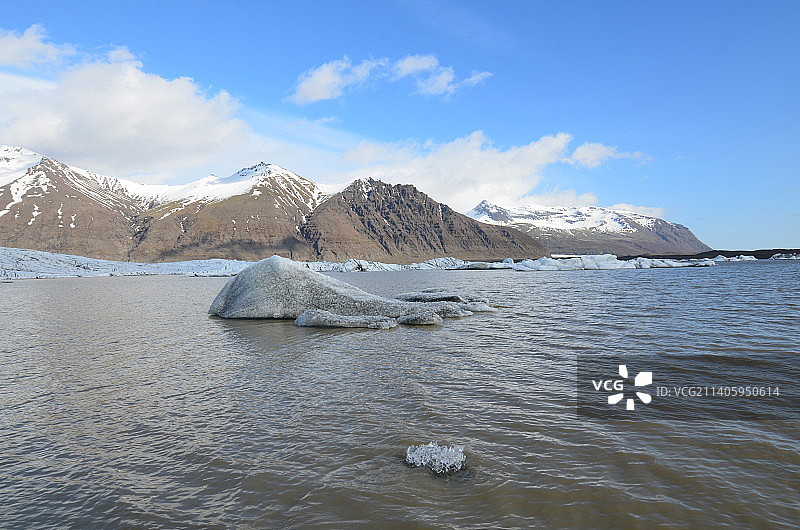 冰岛冰湖中正在融化的冰山图片素材
