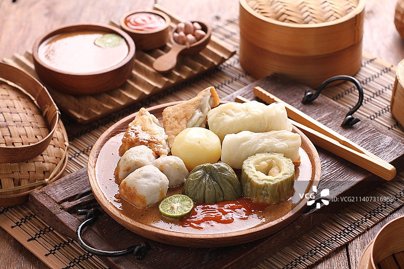 在印尼贝卡西，桌子上碗里的饺子特写图片素材