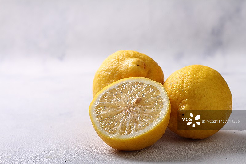 柠檬在桌子上的特写图片素材