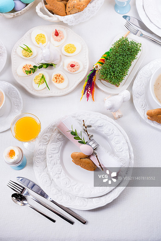 餐桌上食物的高角视角图片素材