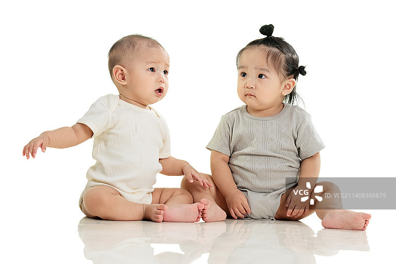 两个可爱宝宝坐在地上玩耍图片素材