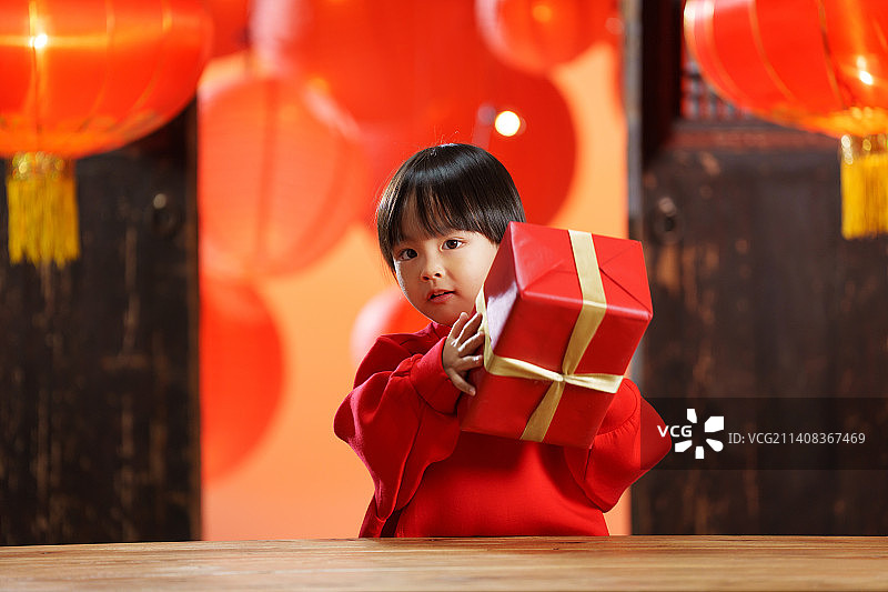 可爱的小男孩和新年礼物图片素材