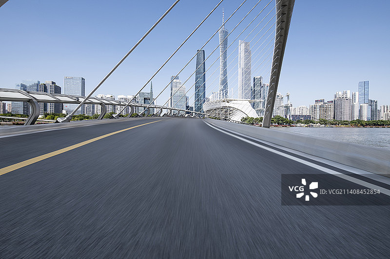 广州塔和斜拉桥公路图片素材