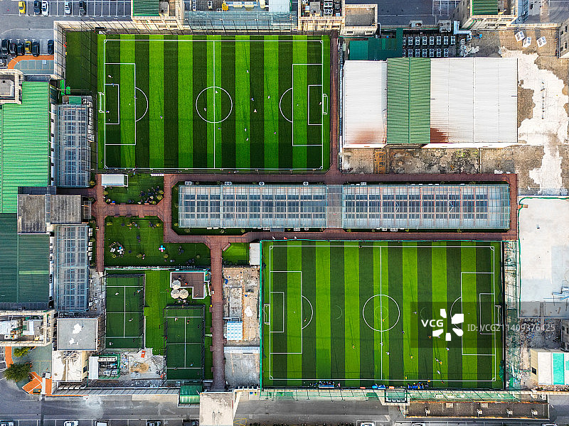 城市建筑中的足球场图片素材