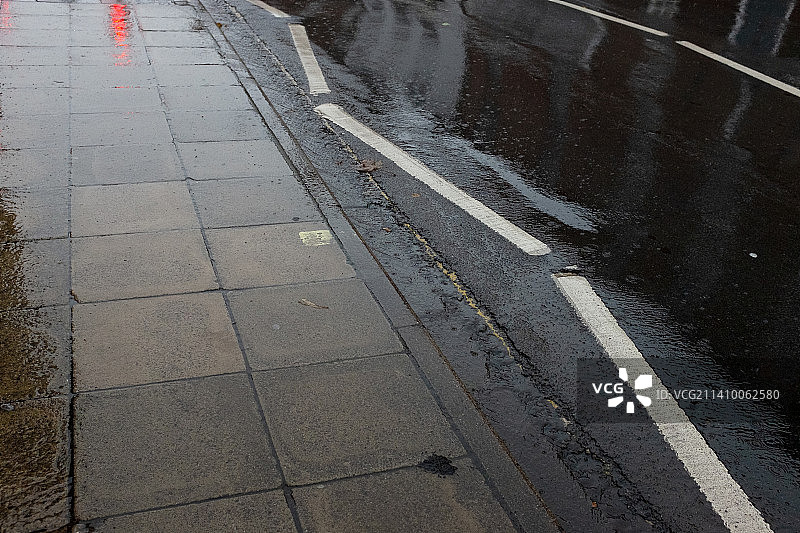 城市的人行道和道路被雨水浸透图片素材