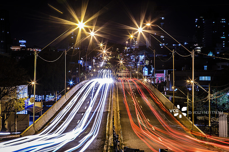 夜晚，巴西里贝拉奥普雷托，道路上灯光轨迹的高角度视图图片素材