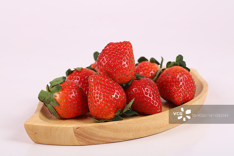 果盘里的新鲜草莓，在白色背景上图片素材