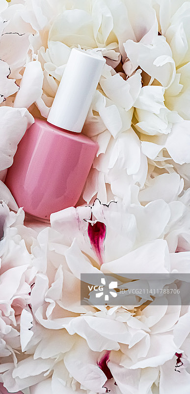 花卉背景的指甲油瓶，法式美甲和化妆品图片素材