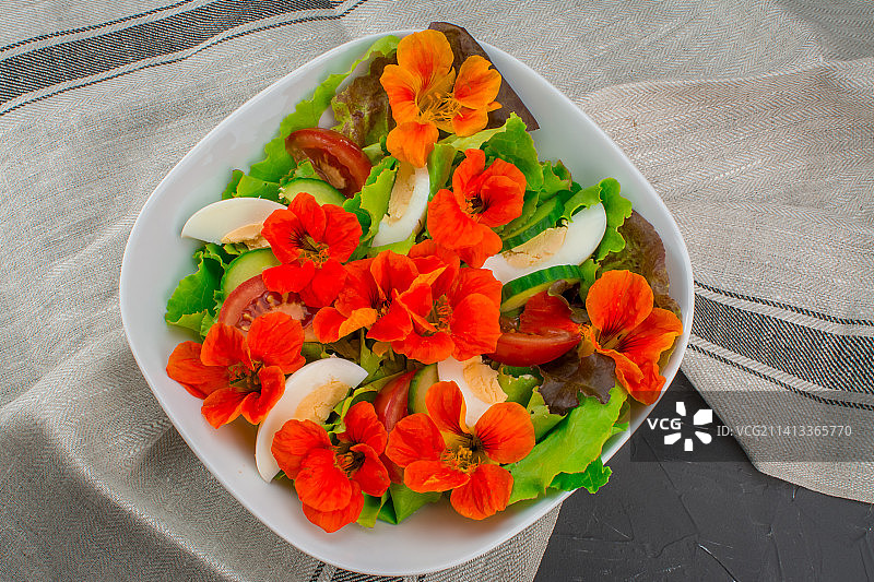 新鲜的自制沙拉与可食用的花朵，英国，英国图片素材