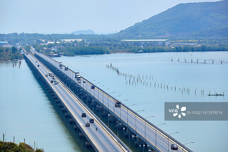 泰国松叻湖海上大桥的高角度景观，松叻湖，泰国松叻图片素材