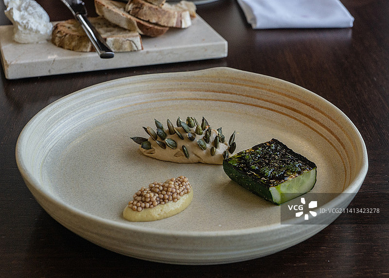 捷克共和国，餐桌上盘子里的食物的高角度视图图片素材