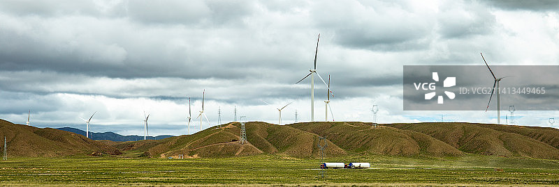 广阔的青海省大西北的大地上伫立着的大风车图片素材