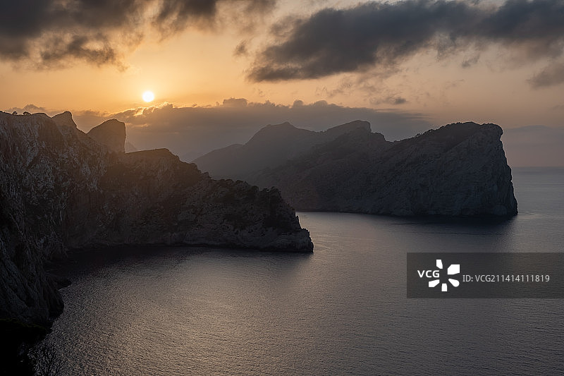 日落时分，西班牙巴利阿里群岛的马略卡岛，山与海之间图片素材