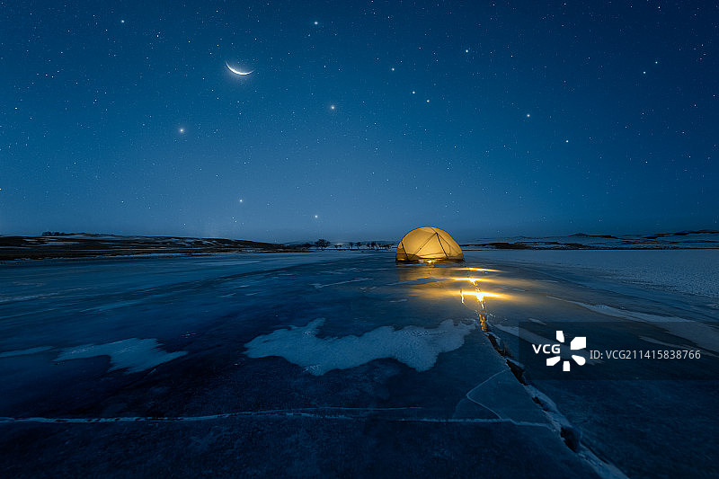 星空下的冰面上的帐篷-冬季乌兰布统雪地上的星空银河图片素材