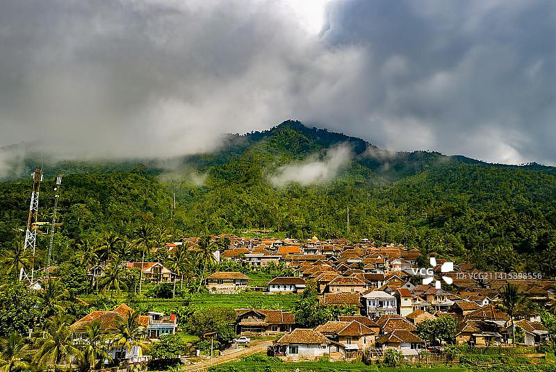 印度尼西亚，山脚下的一个村庄图片素材