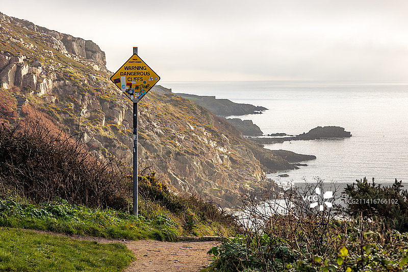 都柏林豪斯岛徒步路线上陡峭悬崖的警告标志图片素材