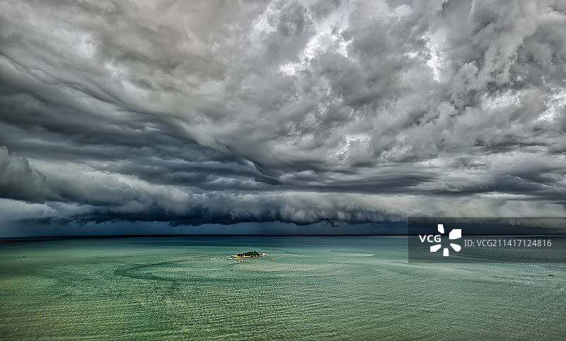 大陆架云走向海峡- 20220922075514，丹jung Bungah，槟城，马来西亚图片素材