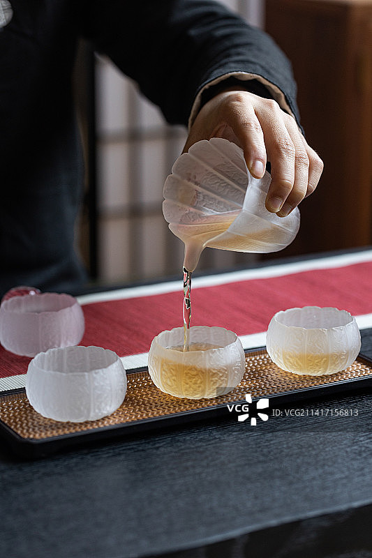 茶桌上的水晶茶具图片素材