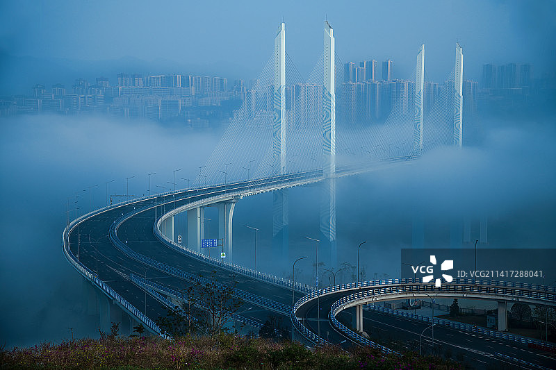 晨雾将散的蔡家大桥图片素材