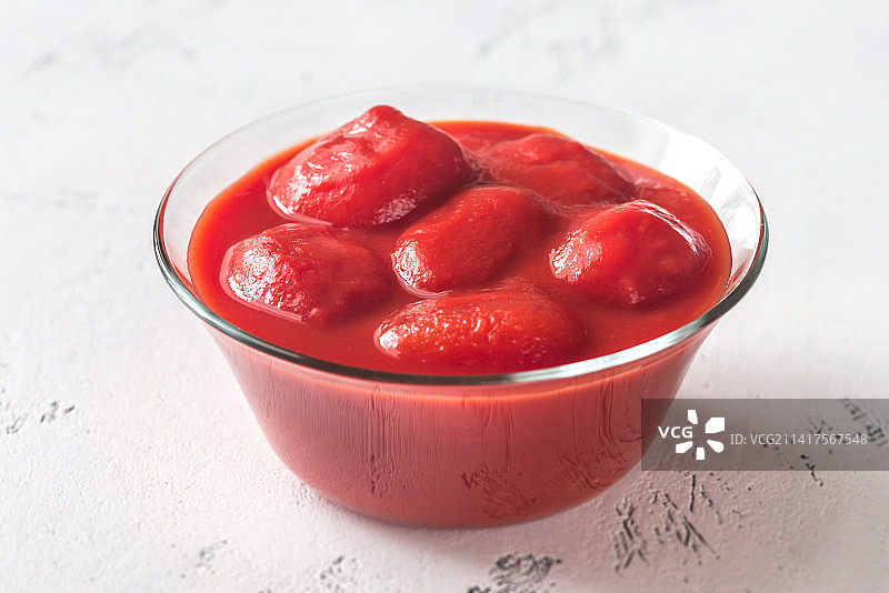 罗马尼亚，桌子上碗里的西红柿的高角度视图图片素材