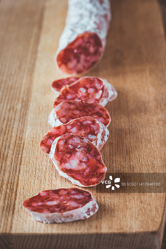 罗马尼亚，切菜板上的肉特写图片素材