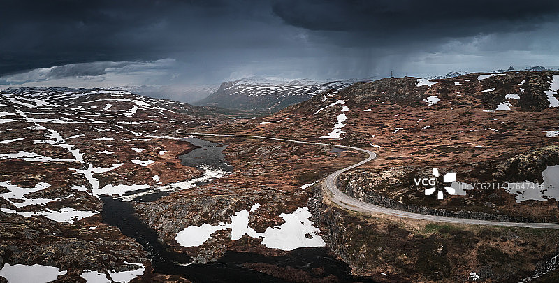 在挪威乌伦斯旺的哈当厄维达国家公园，穿越风景的寂寞之路图片素材