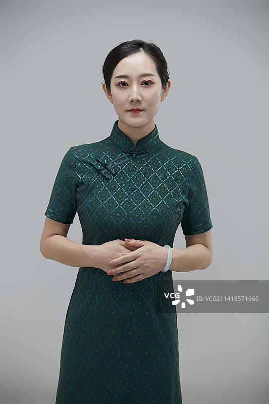 穿着中式旗袍的亚洲成年女性图片素材