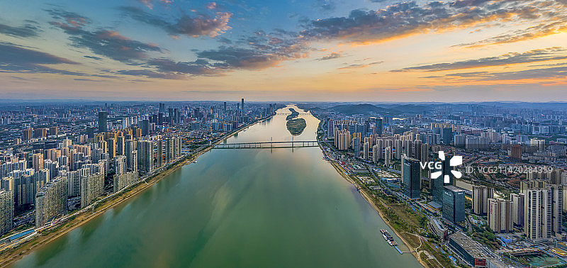 长沙湘江两岸全景城市天际线图片素材