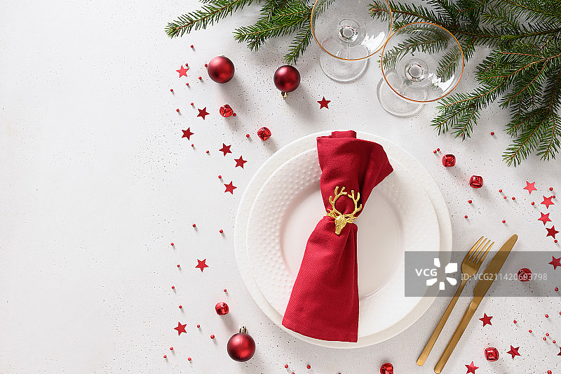 圣诞餐桌设置与优雅的红色装饰在白色的桌子，罗马尼亚图片素材