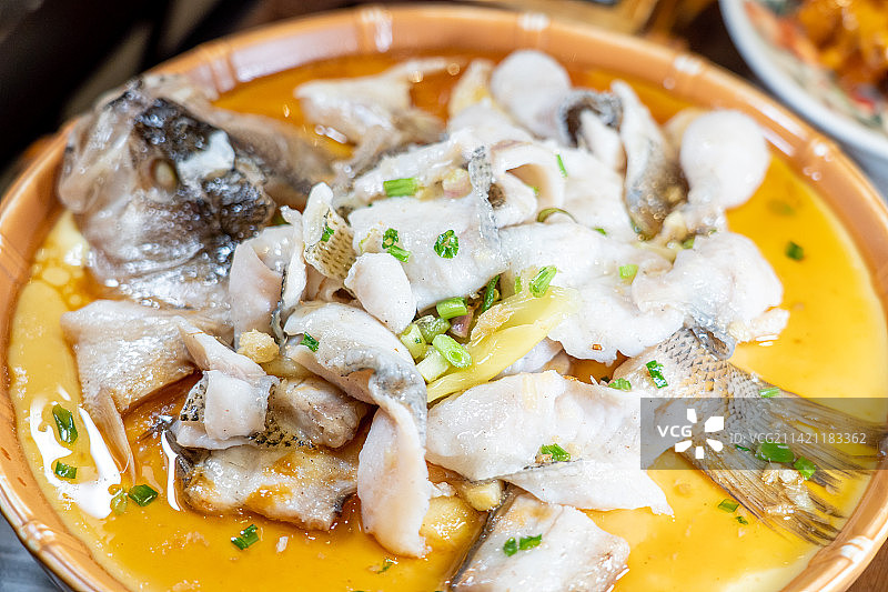 广东省特色传统名菜之 土鸡蛋清蒸鲈鱼图片素材