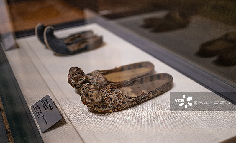 新疆博物馆 古代布料 衣物 纺织品 饰品 铜镜图片素材