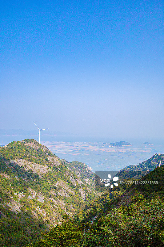 福建省福州市连江县-海洋海岛和山顶的风力发电机图片素材