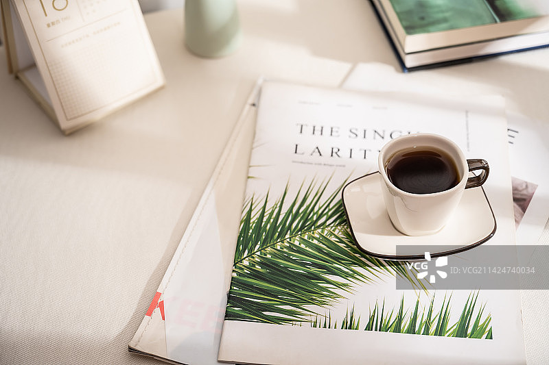 上午阳光窗影品味咖啡阅读书籍图片素材