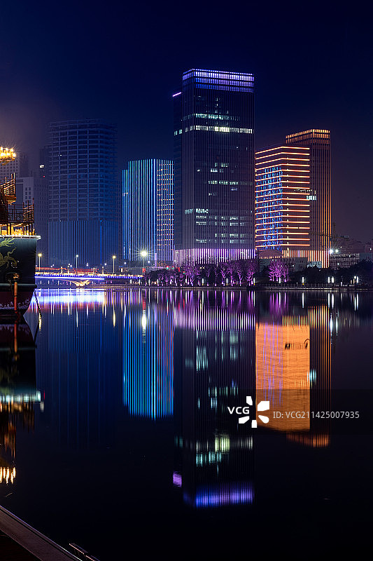 京杭大运河北京通州北运河段东关大桥夜景灯光秀图片素材