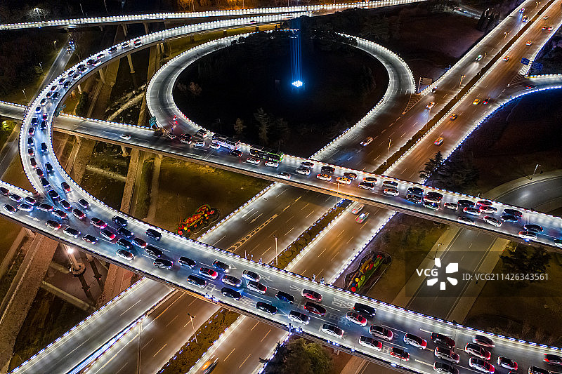 航拍城市立交桥夜景 高架桥夜景照明 都市互通式立交桥 郑州中州大道金水路立交图片素材