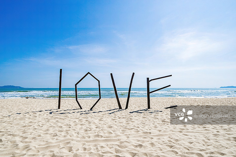 海边沙滩上立着的LOVE字母标识图片素材
