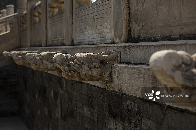 历史名胜古迹建筑中的须弥座螭首排水装置图片素材